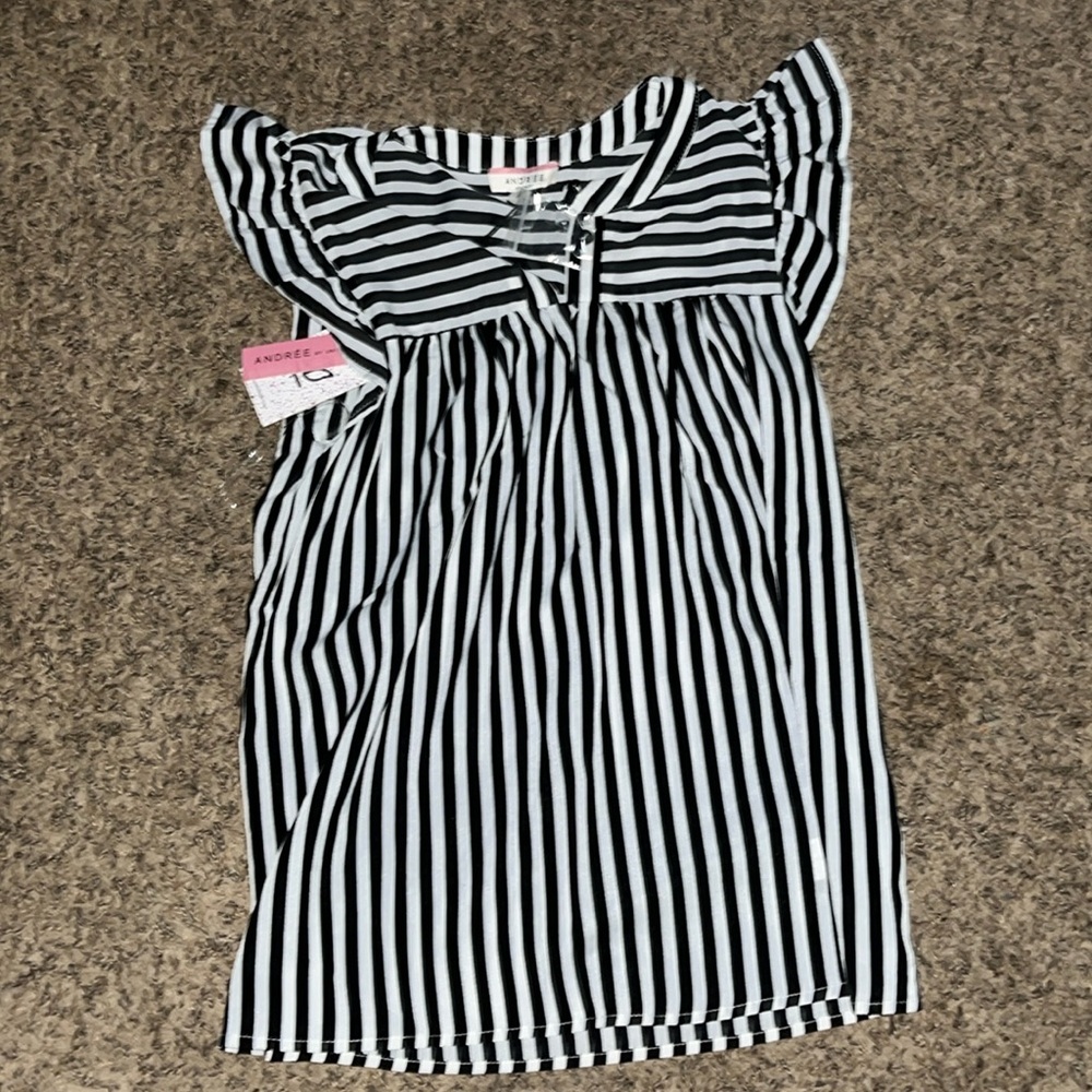 Black and white stripe top